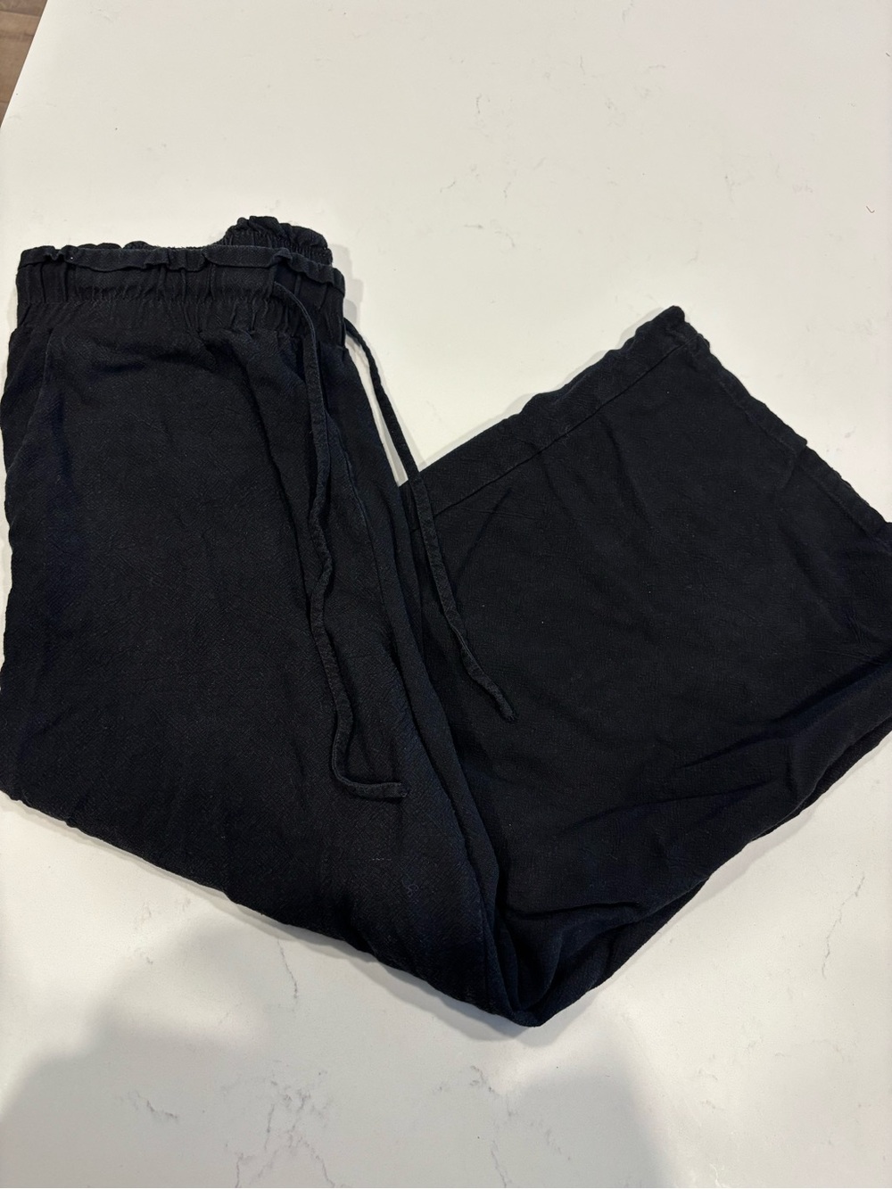 Black linen pants with drawstring waist and pockets. Size: M